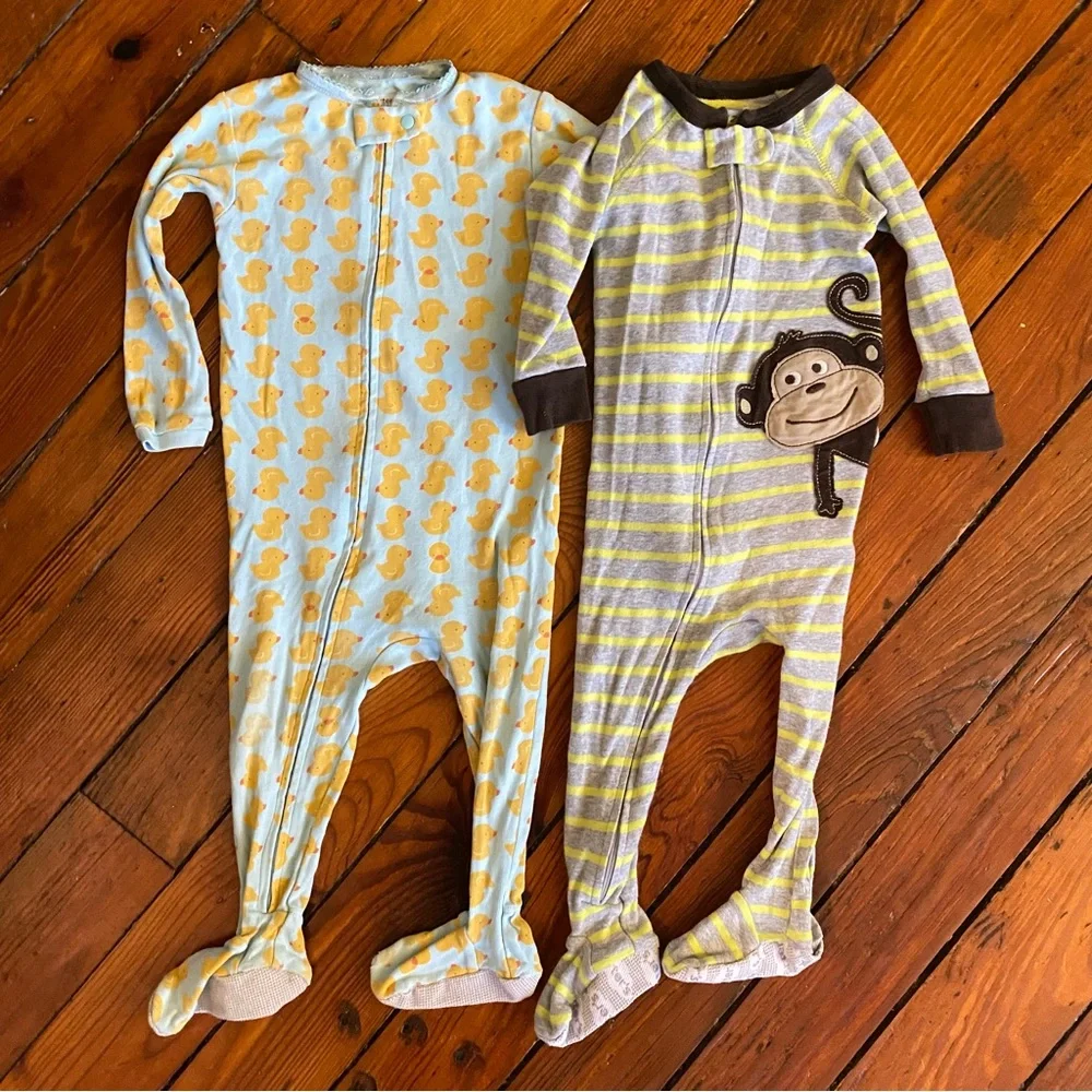 🧩 2/$25 Carters Bundle of Zip Up Pajamas Size 12 Months